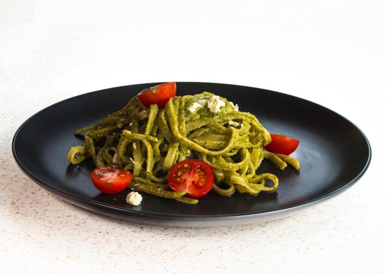 ホテル Neano Escape マンギス エクステリア 写真 A plate of pasta with pesto