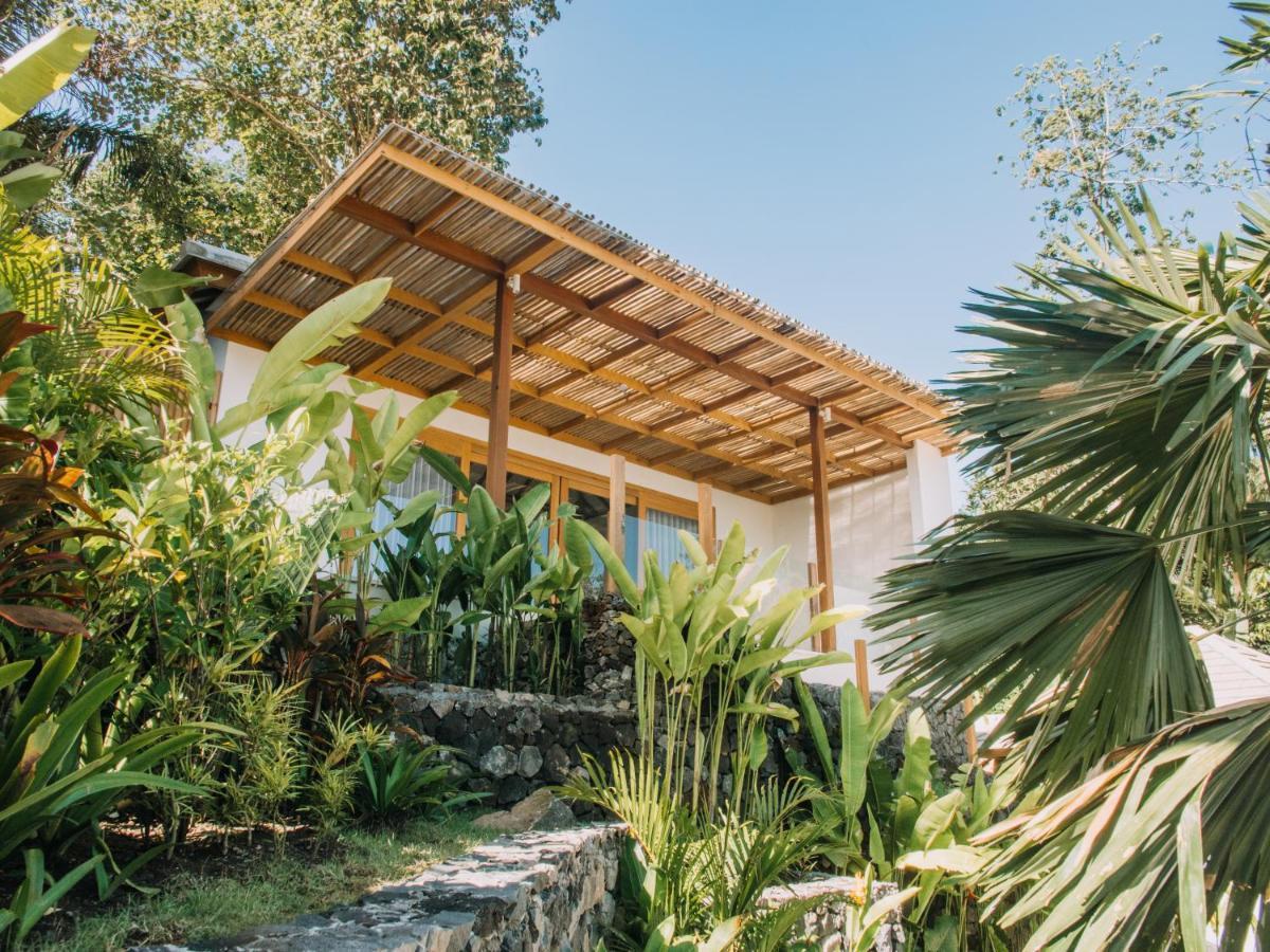 ホテル Neano Escape マンギス エクステリア 写真 The house of the writer, architect and designer, in the garden of his home in the village of Khao Sam Roi Yot, Thailand