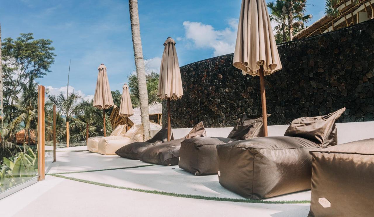 ホテル Neano Escape マンギス エクステリア 写真 Bean bag chairs at a resort in Bali, Indonesia