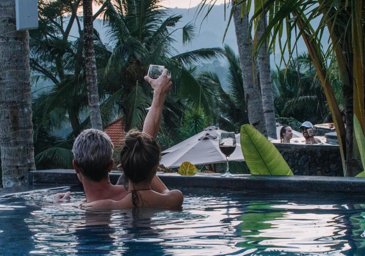 ホテル Neano Escape マンギス エクステリア 写真 A couple in a swimming pool