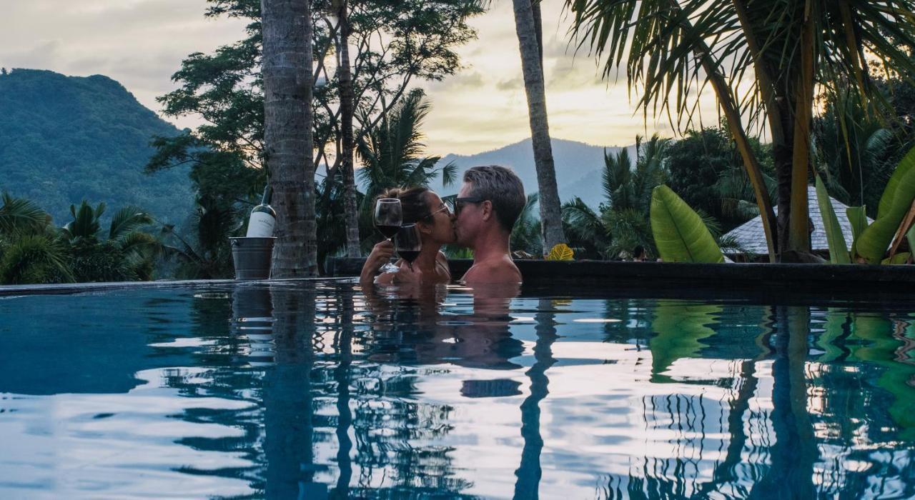 ホテル Neano Escape マンギス エクステリア 写真 A couple kissing in a swimming pool